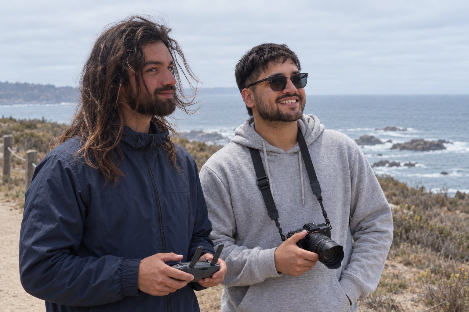 Matías y Gonzalo en una producción audiovisual junto a la costa de Pichilemu